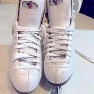 Ice skates. White. Size 7. Very GOOD condition. Scuff mark as shown.